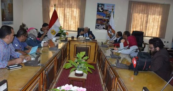 محافظ الوادى الجديد يناقش تخصيص 10 آلاف فدان لتوطين شباب الفيوم