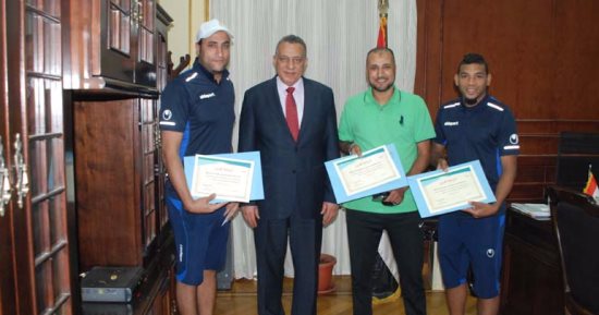 محافظ الجيزة يكرم مدرب منتخب مصر لكرة القدم للصم و2 من اللاعبين