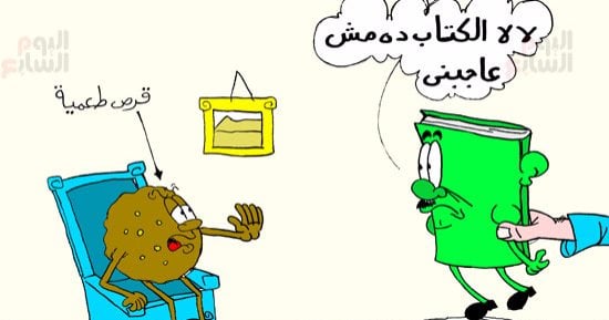 "حال الكتب فى مصر".. الكتاب والحذاء "إيد واحدة" فى آخر أعمال أصغر رسام كاريكاتير