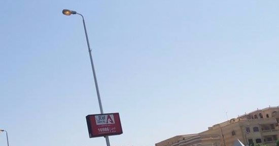 قارئ يرصد ترك أعمدة الكهرباء مضاءة نهارا فى شارع التسعين بالتجمع الخامس