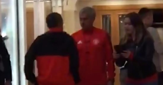 بالفيديو.. مورينيو يطرد مشجعة مانشستر يونايتد من فندق إقامة الفريق 