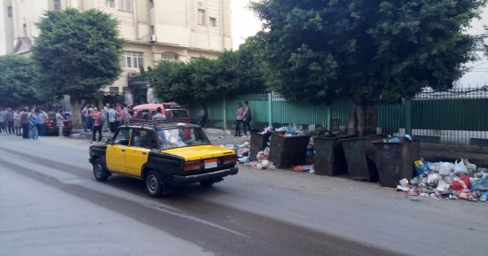 بالصور.. القمامة على أبواب مدرسة السلام الصناعية بالإسكندرية