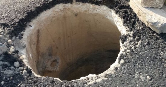 خد بالك حفرة مفتوحة فى نهاية طريق كفر صقر.. ومطالب بردمها تجنبا للحوادث