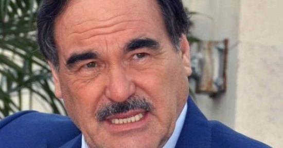 Oliver Stone الحاصل على 3 جوائز أوسكار يصل مهرجان الجونة 