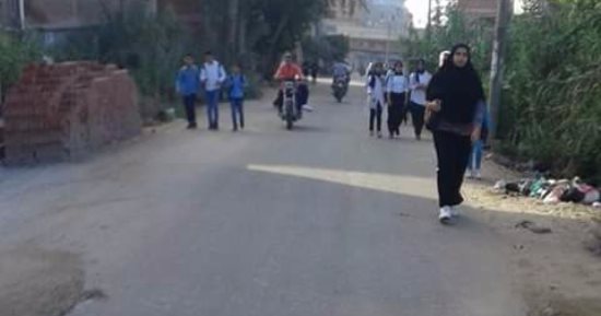 بالصور ..شكوى أهالى عزبة البط بدمياط من عدم توافر سيارات سرفيس