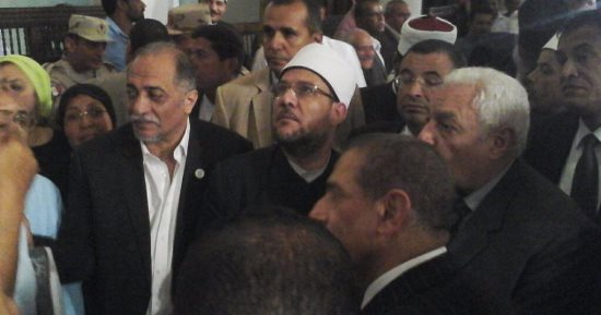بالصور.. وزير الأوقاف يصلى بمسجد الحاكم بأمر الله داخل دير سانت كاترين