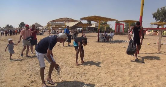 بالصور.. أبناء السويس ينظفون شاطئ بالعين السخنة