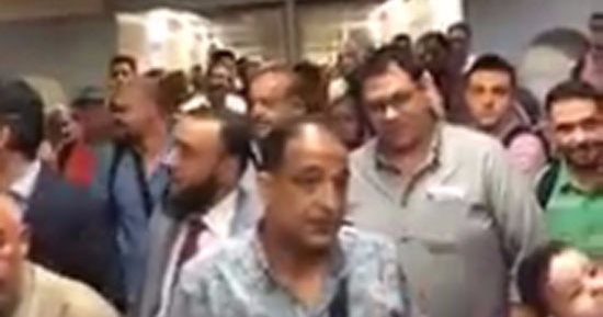 تداول فيديو لغلق أبواب الخروج وحجز ركاب الرحلة 914 فى مطار القاهرة