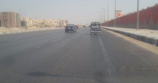 قارئ يرصد "توك توك" فى طريق القاهرة الإسماعيلية مخالفًا للقانون
