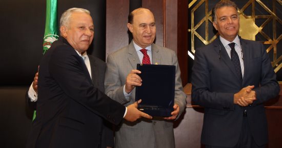 ميناء دمياط يفوز بأفضل ميناء تجارى فى مجال التوافق مع متطلبات البيئة البحرية