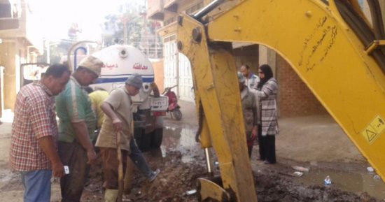 إزالة حالة تعدٍ وإصلاح كسر خط مياه الشرب فى دمياط