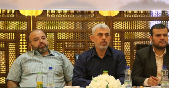 الولاء لمن يدفع أكثر.. حماس خرجت من عباءة إيران لترتمى بحضن تنظيم الحمدين