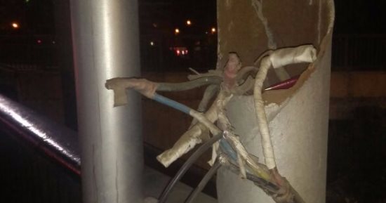قارئ يرصد خروج الأسلاك الكهربائية من عمود إنارة على كوبرى أكتوبر