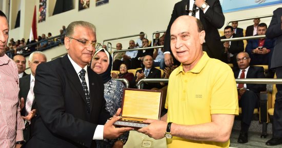 بالصور .. مهاب مميش يكرم 555 متفوقاً علمياً من العاملين بالهيئة وأبنائهم