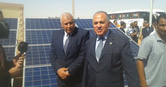 وزيرا الزراعة والرى يتفقدان مشروع تشغيل الآبار بالطاقة الشمسية فى الداخلة