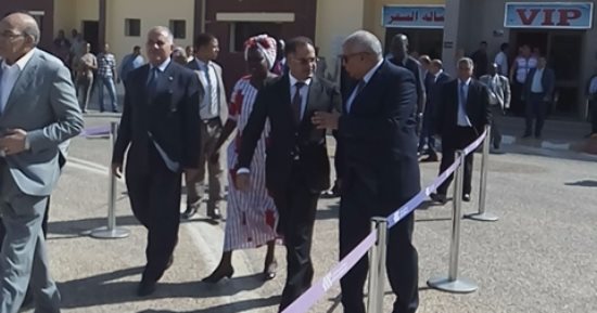 بالصور.. وزيرا الرى والزراعة يصلان مطار الخارجة لتفقد وافتتاح مشروعات جديدة