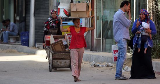 صورة اليوم.. فى بلد البنات "عينى ع اللى فوق كتفه هموم جبلين"