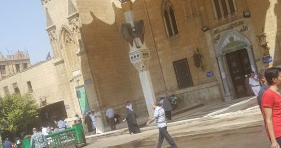 ننشر فيديو إخلاء مسجد الحسين عقب صلاة الظهر