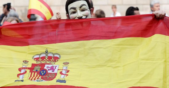 بالصور.. تظاهر مواطنين إسبان رفضا لاستفتاء إقليم كتالونيا