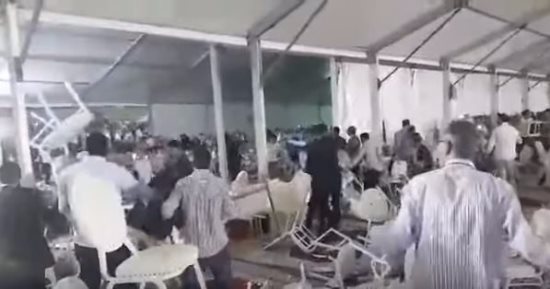 بالفيديو.. خناقة بـ"الكراسى" و"الصحون" بين أعضاء حزب الاستقلال المغربى