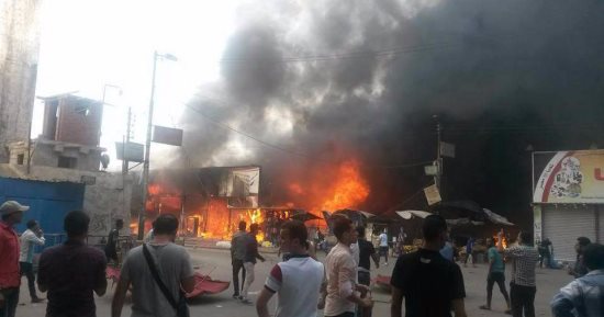 بالصور.. حريق هائل بمعرض الملابس الجاهزة بالقليوبية والدفع بـ 9سيارت إطفاء