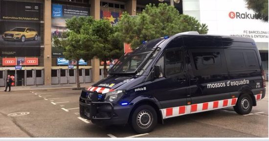 بالصور.. ملعب مباراة برشلونة ولاس بالماس يتحول لـ"ثكنة عسكرية"