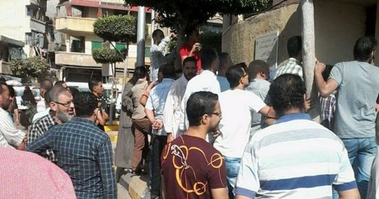 بالصور.. أهالى يحتجون أمام حى المنتزة ثانى على تنفيذ قرار إزالة عقار متهالك