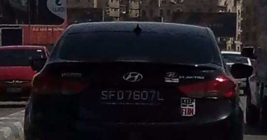 قارئ يرصد سيارة بدون لوحات معدنية على كوبرى أكتوبر