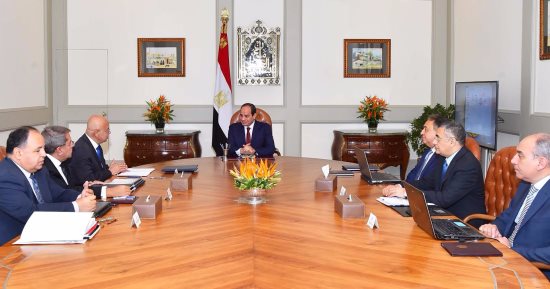 السيسي يناقش منظومة التأمين الصحى مع رئيس الوزراء ووزيرى الصحة والمالية.. الرئيس:النظام الجديد أول خطوة إصلاح حقيقية لمنظومة الصحة.. وزير المالية:الدولة تتحمل تكلفة التغطية لغير القادرين والفئات الأكثر احتياجا