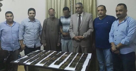 "مكافحة المخدرات" تلقى القبض على متهمين بحوزتهما 59 طربة حشيش بسوهاج