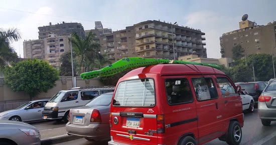 زحام مرورى بسبب سيارة معطلة أعلى ميدان رابعة فى مدينة نصر