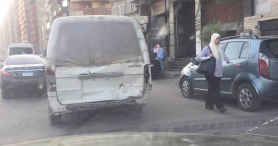 سيارة أجرة بدون لوحات معدنية وشبابيك فى جسر السويس.. وقارئ :"أين القانون"