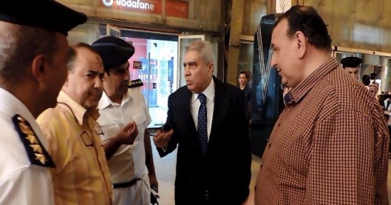 بالصور.. مساعد وزير الداخلية يشدد على مراعاة حقوق المواطن فى جولة بالمترو