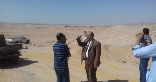 بالصور .. رئيس مصلحة الرى يتفقد أعمال انشاء سدود مكافحة السيول برأس غارب