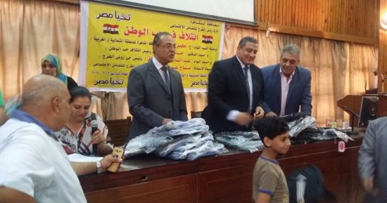 بالصور.. ائتلاف حب الوطن يوزع 300 شنطة مدرسية على أهالى روض الفرج
