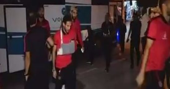 شاهد.. كواليس وصول الأهلي فندق الإقامة و"يد" هشام محمد فى "الجبس"