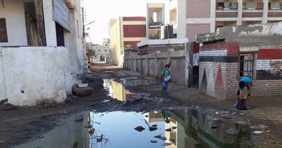 بالصور..معاناة طلاب مدرسة الكفر الشرقي من طفح مياه الصرف الصحي بكفر الشيخ
