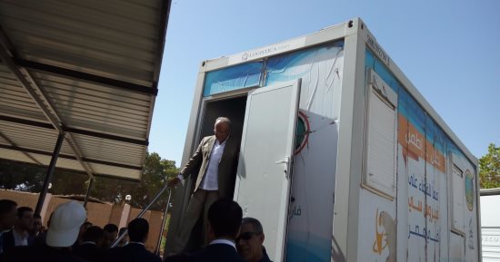 بالصور.. وزير التنمية المحلية يتفقد وحدة الكشف عن فيروس سى المتنقلة