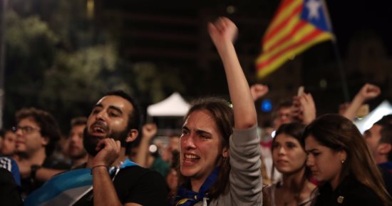 كتالونيا تحتفل بتصويت 90% من مواطنيها على الانفصال عن إسبانيا