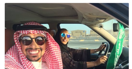 سعوديون يبدأون تعليم النساء قيادة السيارات.. وينشرون تجاربهم على "تويتر"