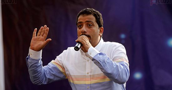 بالصور.. الفنان على الهلباوى يبدأ حفله الفنى بتجارة عين شمس والطلاب يرفعون علم مصر