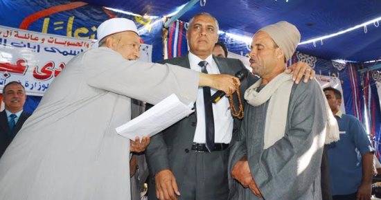 محافظ سوهاج يشهد جلسة الصلح بين عائتين فى دار السلام 