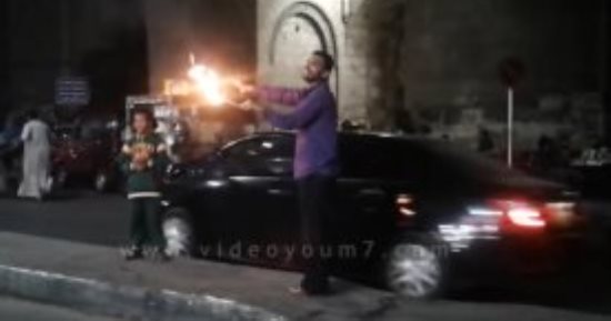 بالفيديو.. اللاعب بالنار.. حاوى يستعين بالنار فى الشارع من أجل لقمة العيش
