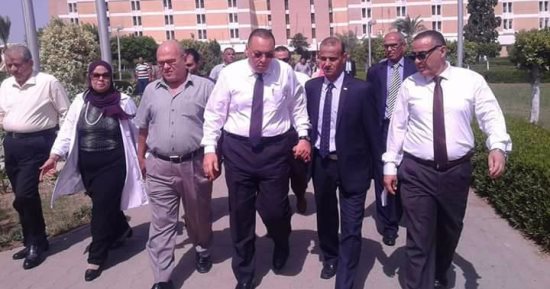 رئيس جامعة القناة يتفقد المستشفى الجامعى ويأمر بإجراء 3 عمليات لغير القادرين