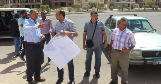 بالصور.. رئيس مدينة طيبة الجديد يتابع تنفيذ الحديقة النموذجية ومركز الشباب
