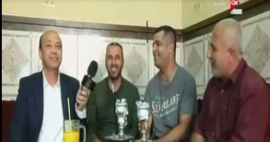 بالفيديو.. عمرو أديب فى جولة بشوارع ومقاهى رام الله.. وفلسطينيون يهتفون: "تحيا مصر"