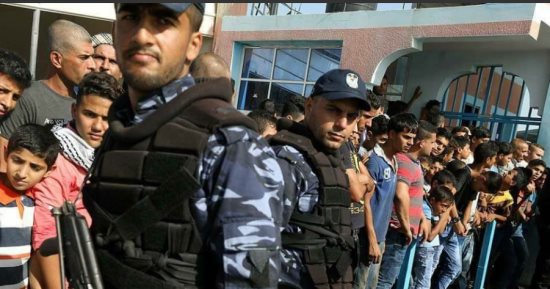 أهالى قطاع غزة يحتشدون أمام معبر بيت حانون لاستقبال الحكومة الفلسطينية
