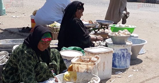 بالصور.. "أم محمد" و"أم على" صديقتا الكفاح جمعتهما صناعة الجبن بأسواق قنا