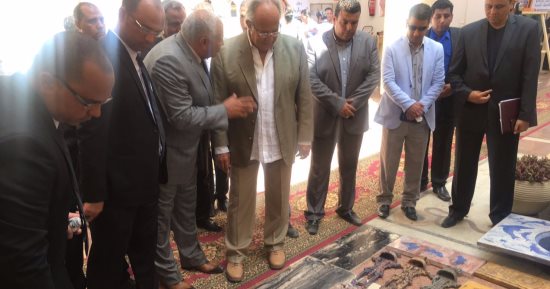 بالصور..وزير التنمية المحلية يتفقد معرض المنتجات البيئية بديوان "الوادى الجديد"
