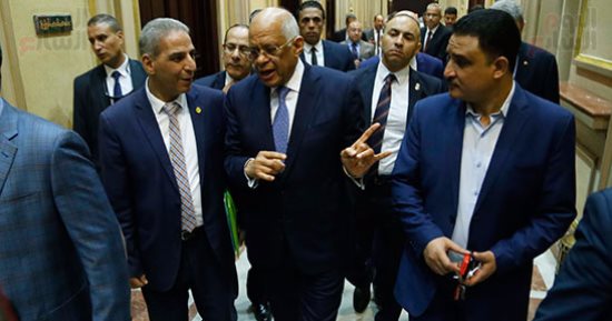 بالفيديو والصور.. نواب يستقبلون على عبد العال بالأحضان فى بداية دور الانعقاد الثالث